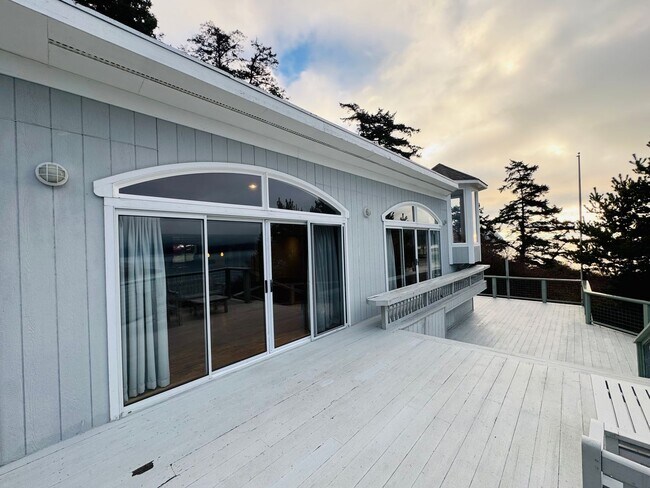 Building Photo - La Conner Home with Stunning View