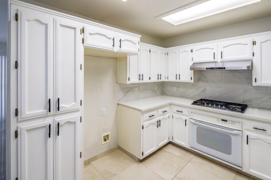 Building Photo - 1542 E Alluvial Ave