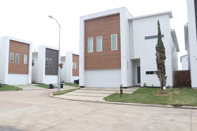 Building Photo - 5403 Tocayo Pl