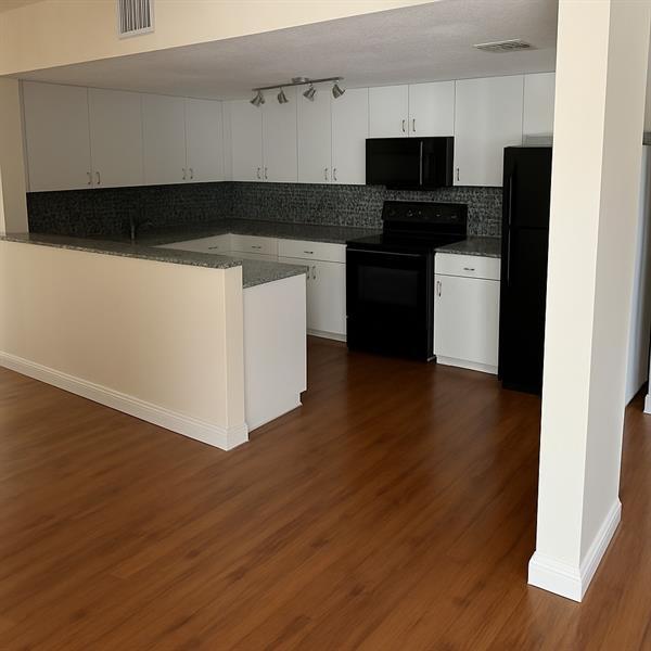 Building Photo - 4725 SW 62nd Ave