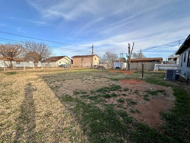 Building Photo - 3120 Chestnut Ave