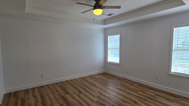 Building Photo - Beautiful home just minutes to Medina Middle School with Lawn care included