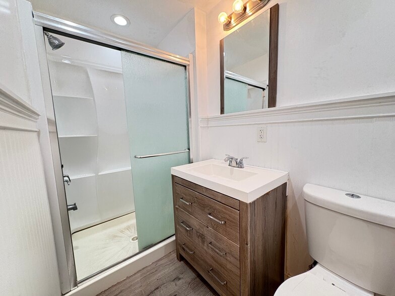 Building Photo - 5807 Hobart St