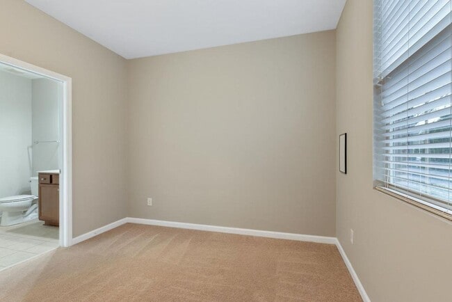 Building Photo - End Unit Townhome Available in Apex!