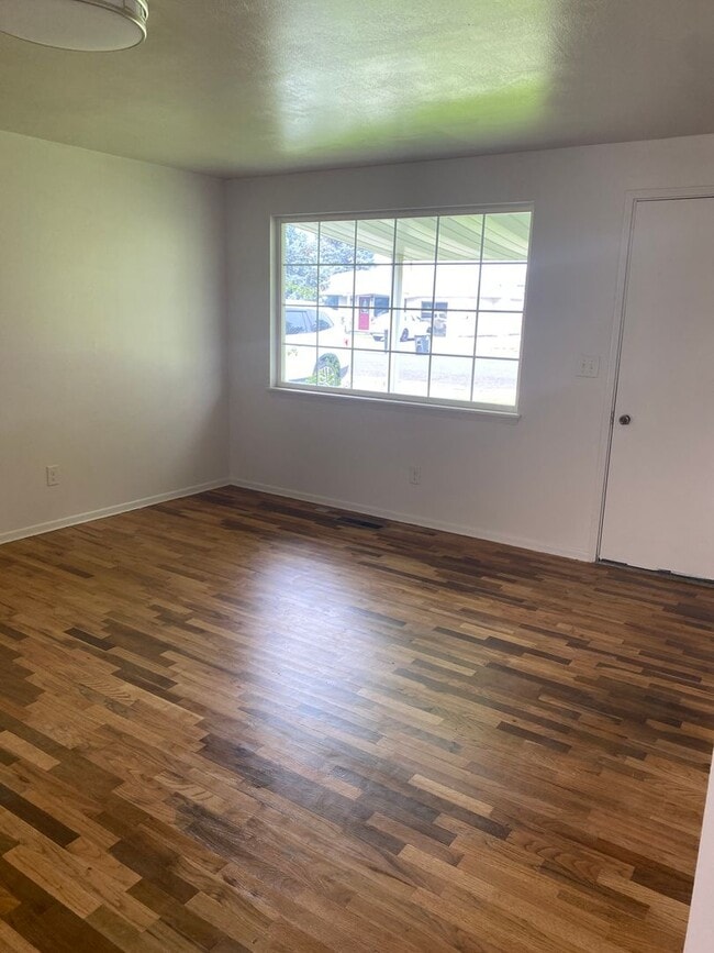 Building Photo - Recently Updated Home Near High School