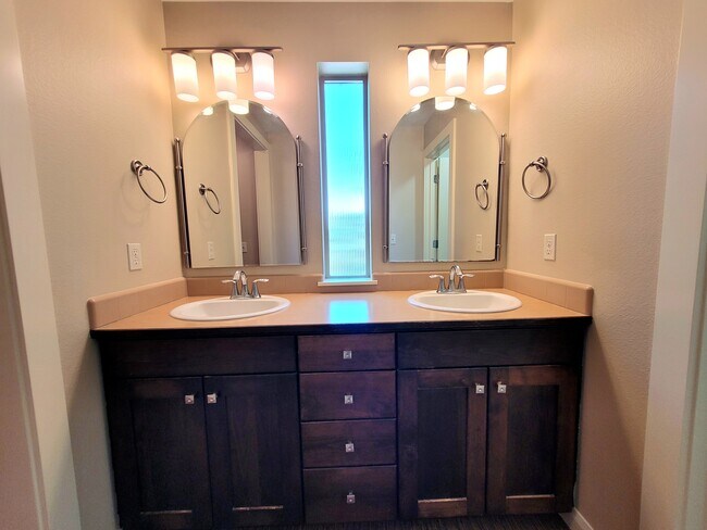 Building Photo - 608 W Laughton Dr