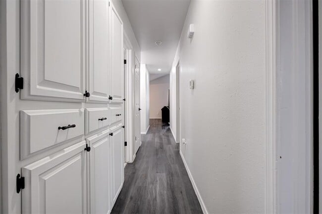 Building Photo - 2820 Dalewood Pl