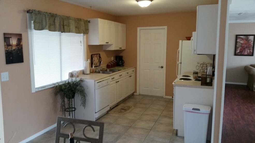 Kitchen - 6827 Carovel Ave