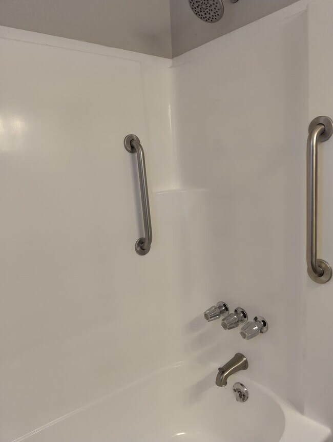 Building Photo - 7420 Bellehaven Dr