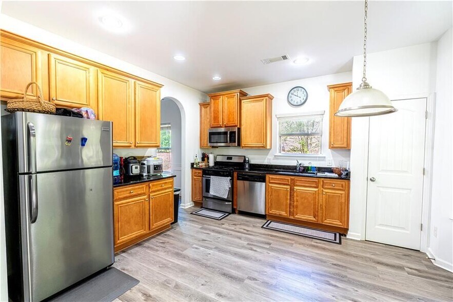 Building Photo - 5555 Hedge Brook Dr