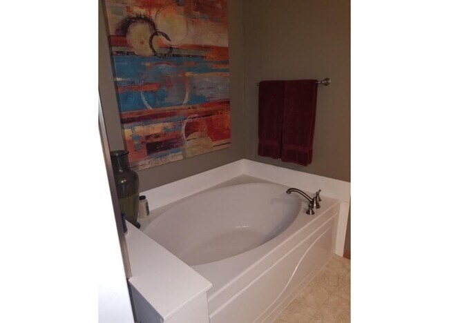 Building Photo - End-Unit Townhome *3Bd*2.5Ba plus loft*1767sqft. Community Pool! Available July 1st!