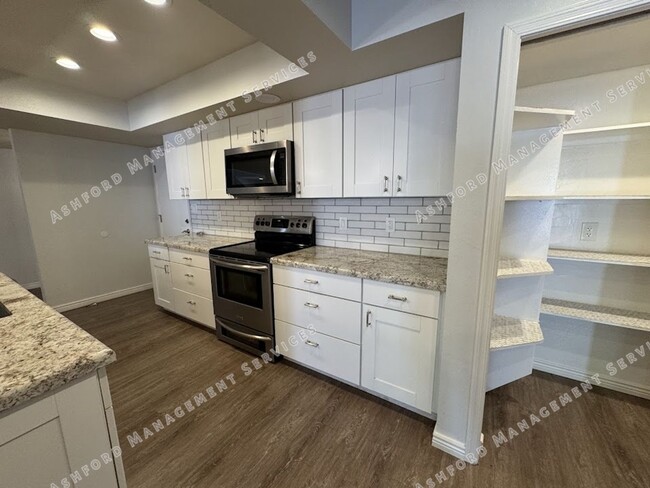 Building Photo - BEAUTIFUL 3 BEDROOM 2.5 BATHROOM HOME IN S...
