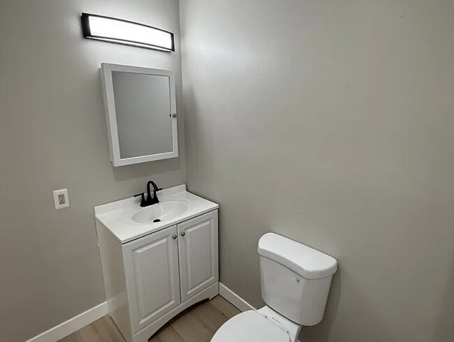 Building Photo - 3 bedroom 1 bathroom on a quiet street!