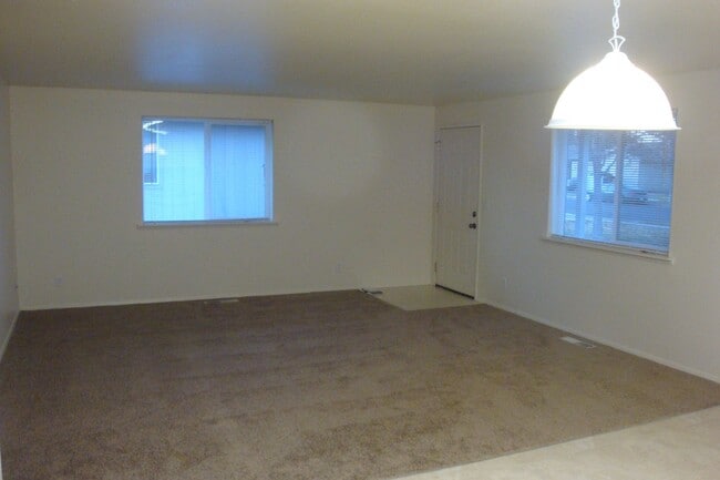 Building Photo - 2 Bed Duplex with Fenced Yard, Covered Patio & Water Included