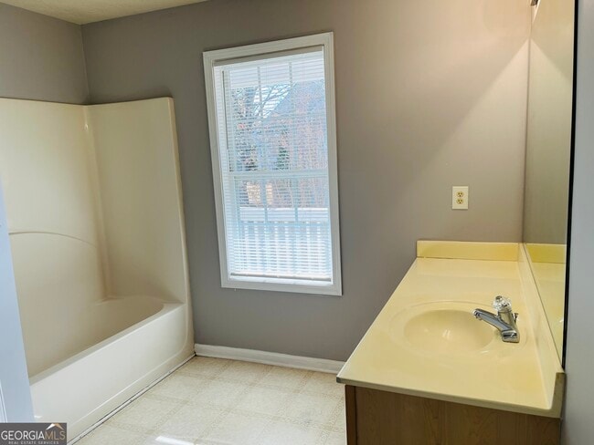 Building Photo - 2119 Manhattan Pkwy