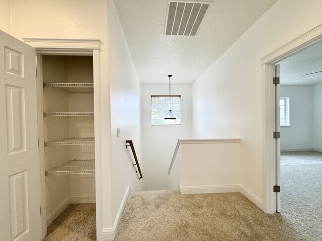 Building Photo - 6924 SW Kim Pl