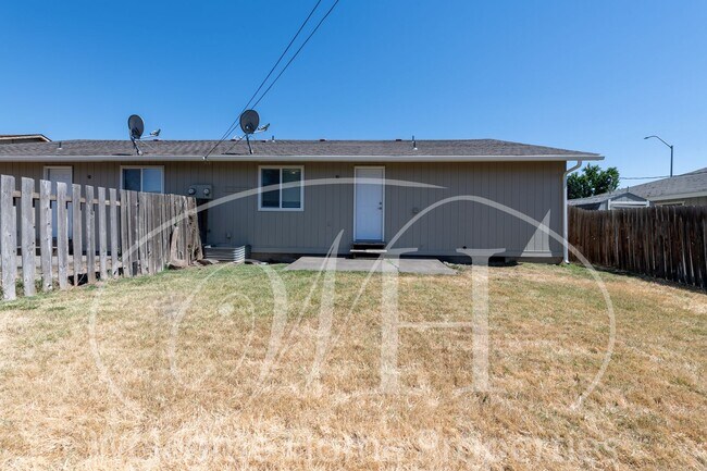 Building Photo - 2 Bedroom Duplex Apartment with Garage and...