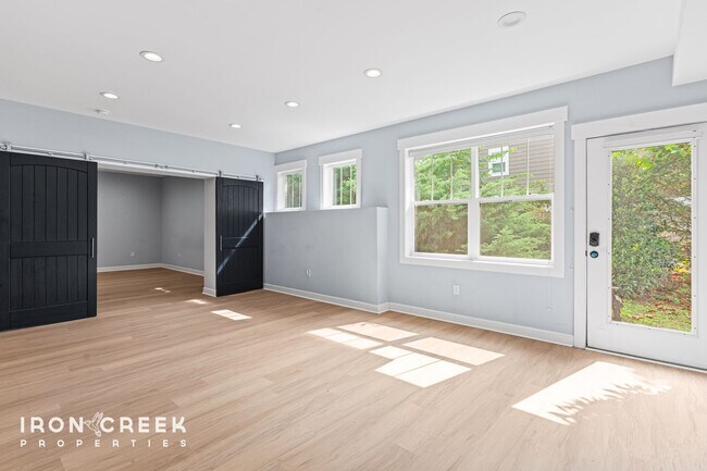 Building Photo - Elegant Contemporary Home in North Asheville