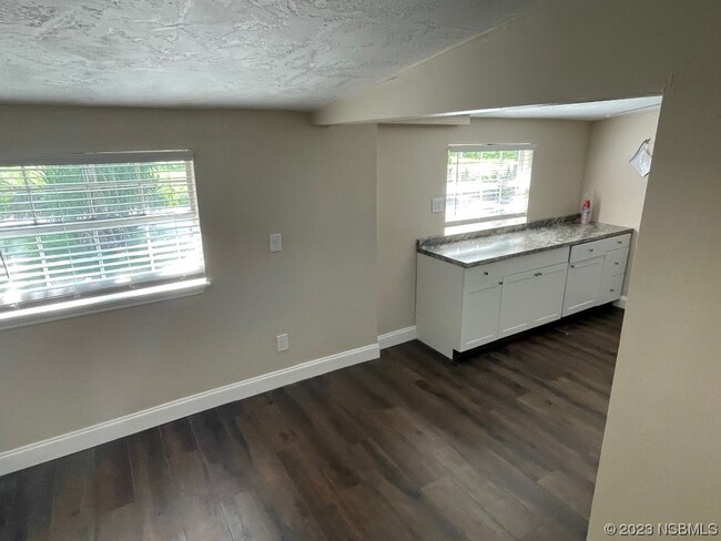 Building Photo - 255 Oak Ln