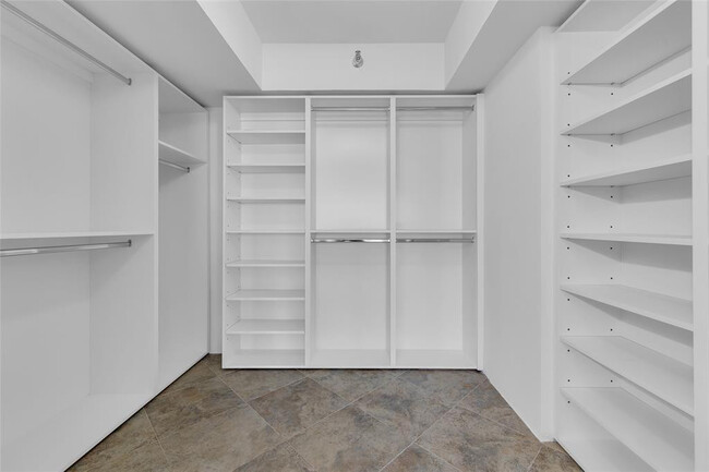 Building Photo - 3500 Mystic Pointe Dr