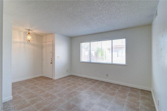 Primary Photo - 566 Roxella Ln