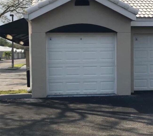 Building Photo - 2841 N Oakland Forest Dr