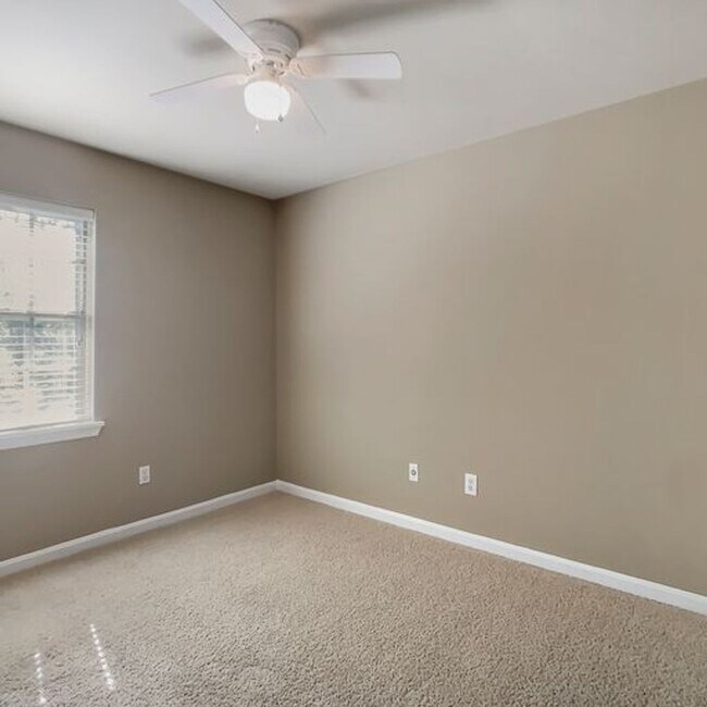 Building Photo - Cozy 3 Bed 2 Bath Available Fall 2025!