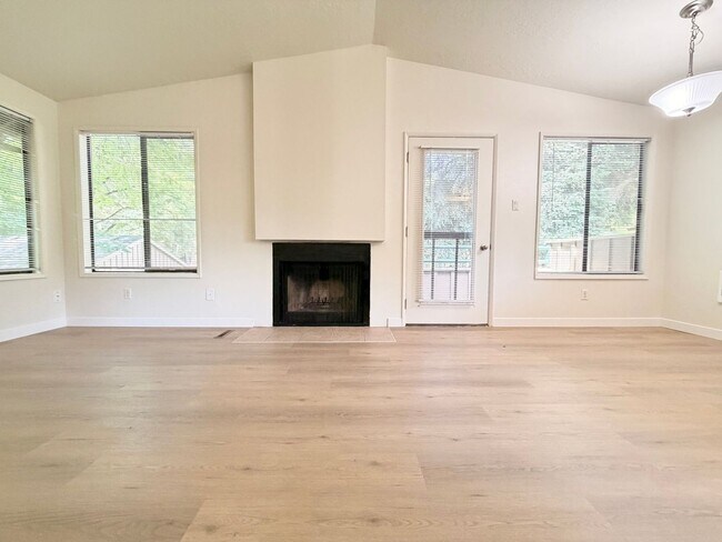 Building Photo - One Month Free! Nice Lake Oswego 2 Bed Condo, Great Storage, Pool, Most Utilities Included!