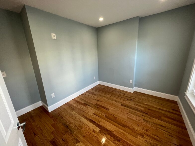 Building Photo - 372 Oxford St