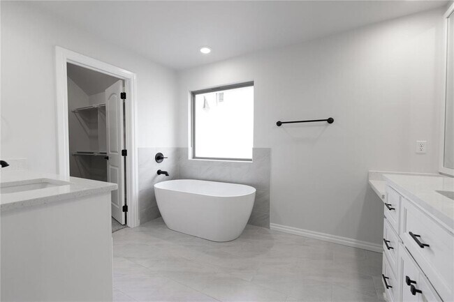Building Photo - 5716 Lantana Ln