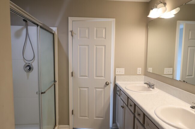 Building Photo - 1899 Lakecrest Dr