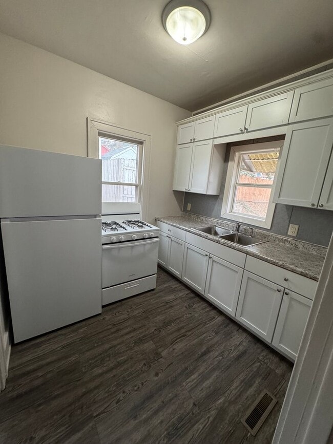 Building Photo - cozy 3 bedroom, 2 bath house