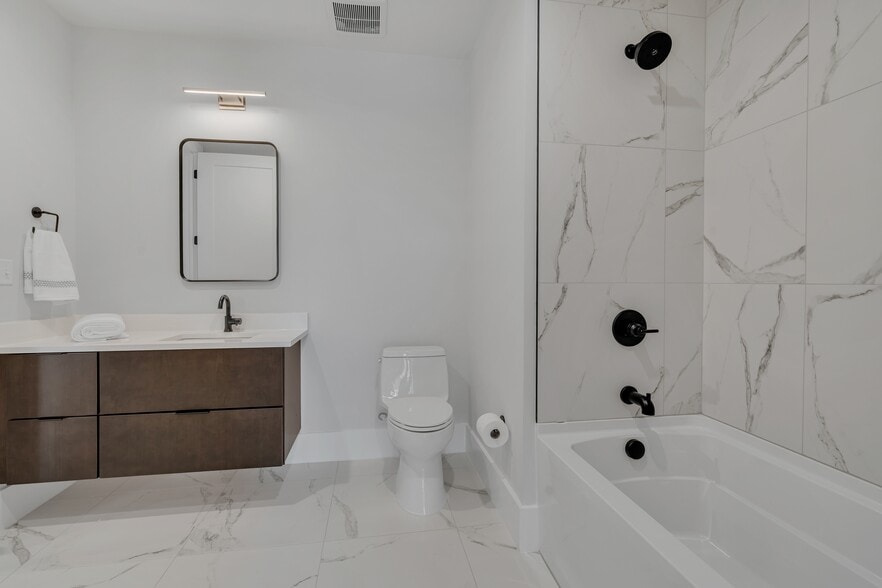 Building Photo - 321 31st Ave N