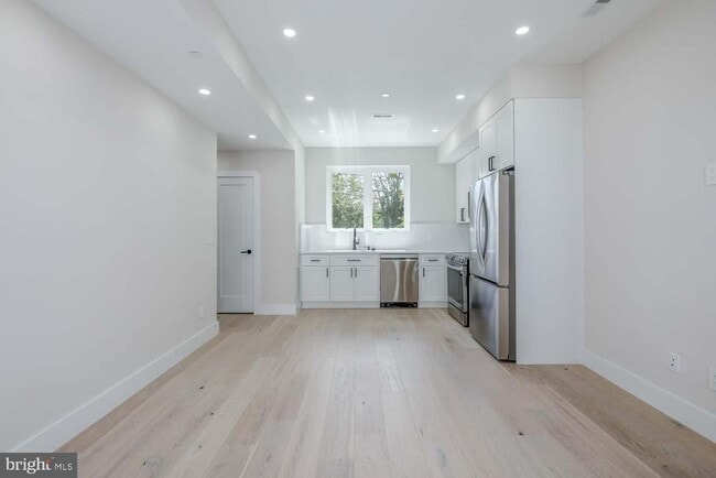 Building Photo - 722 Kenyon St NW