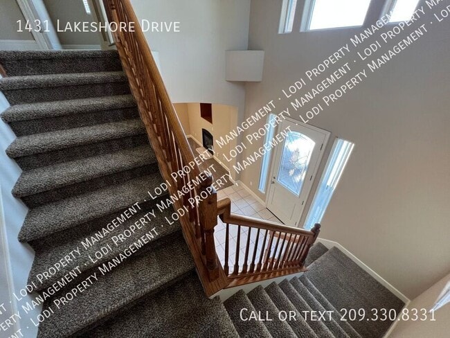 Building Photo - 1431 Lakeshore Dr
