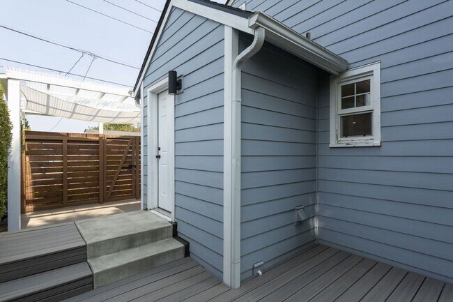Building Photo - Charming Two Bedroom Haven in SE Portland!