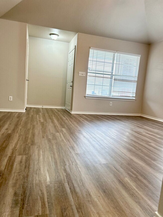Building Photo - 314 Schumacher Dr