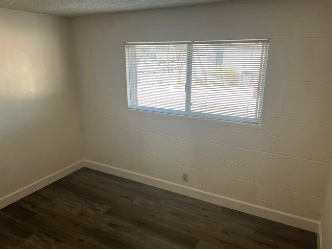 Building Photo - 2 Bedroom 1 Bath In Central Las Vegas