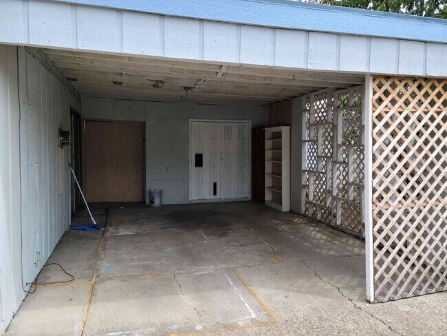 Building Photo - Centrally Located 2 Bedroom Townhouse