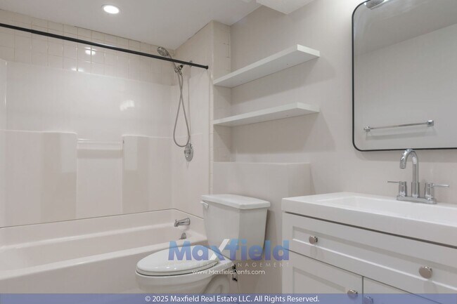 Building Photo - Beautiful 6BD, 3.5BTH, 3GAR Home in Cranberry Hills