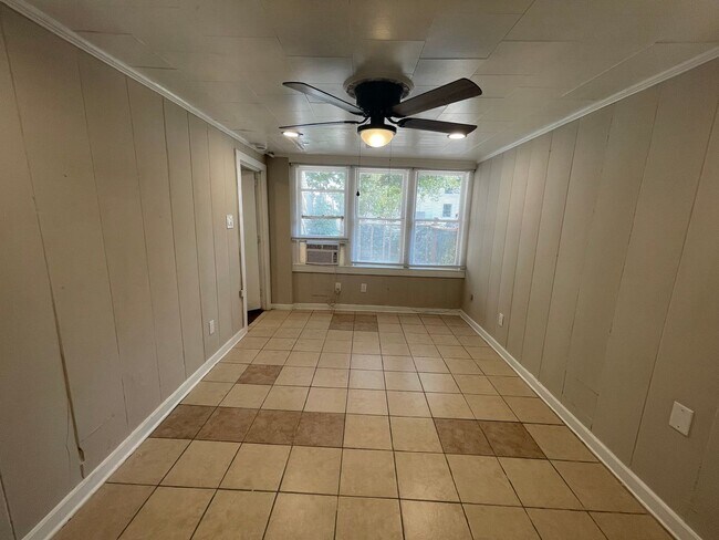 Building Photo - ((FREE Oct Rent)) Cozy 1 Bedroom 1 Bath  D...