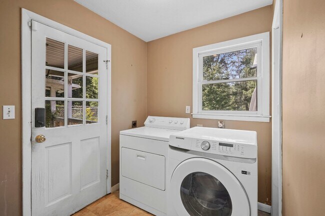 Building Photo - 300 Murray Hill Rd