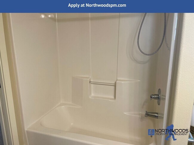 Building Photo - Beautiful 2 Bedroom 2.5 Bath Townhouse in ...