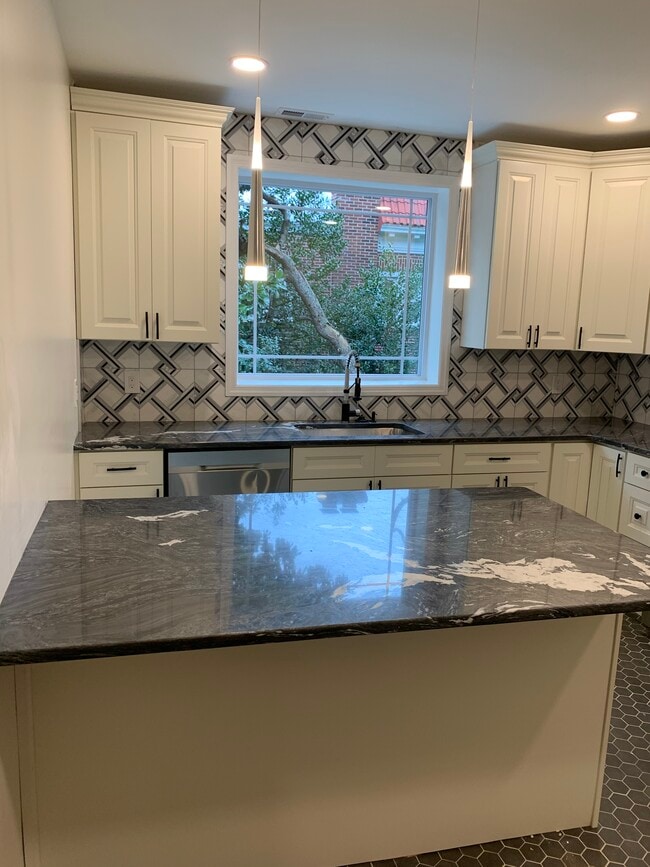 Building Photo - 410 W Maple Ave