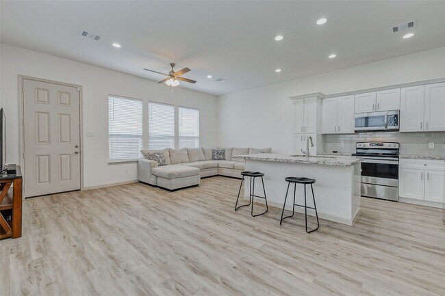 Building Photo - 2115 Esther Dr