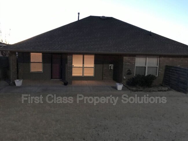 Building Photo - 3500 Arcadia Dr