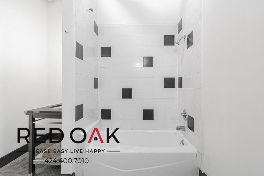 Building Photo - 620 Main St