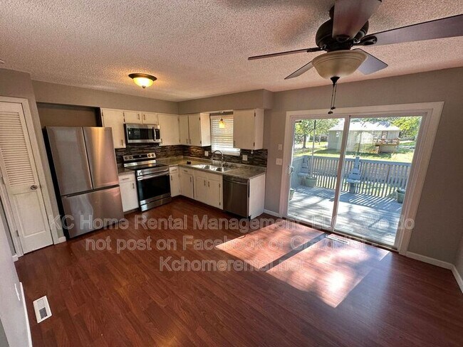 Building Photo - 1201 Golfview Dr