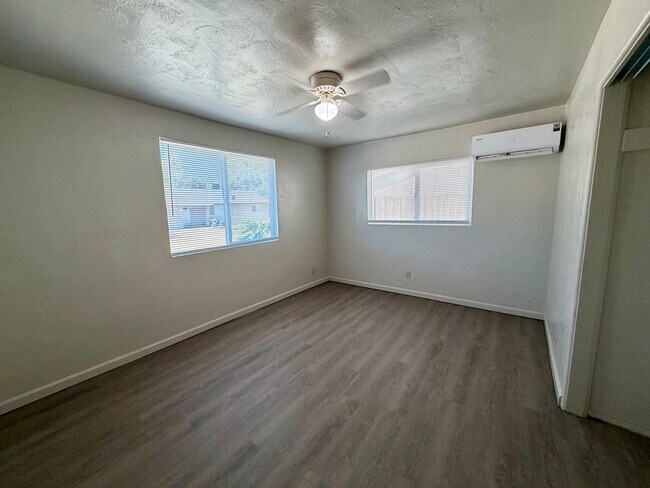 Building Photo - 930 De Moll Dr