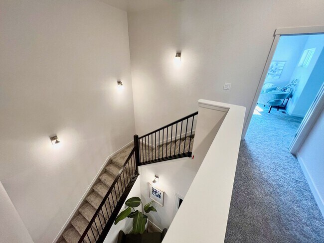 Building Photo - End Unit Townhome in Mountain Shadows near...